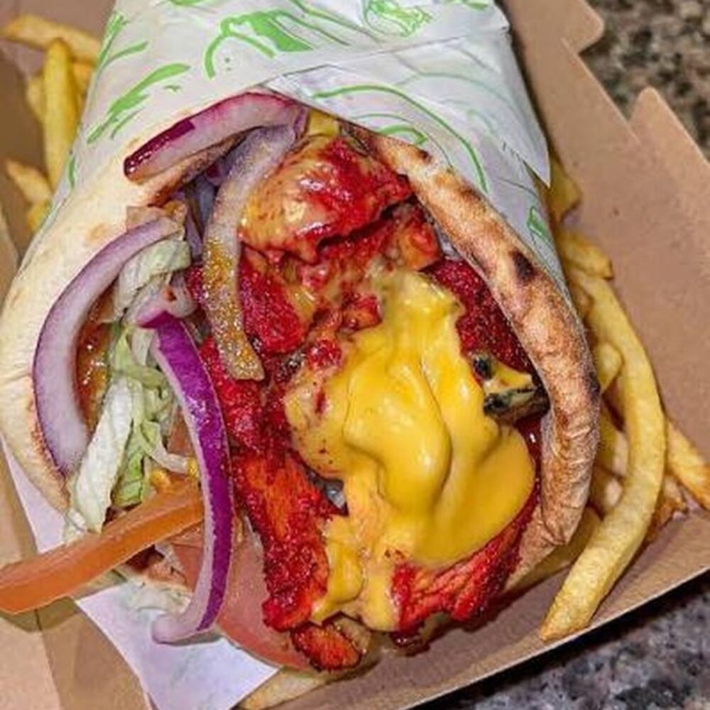 Sandwich naan au poulet tikka avec frites