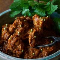 Bœuf madras épicé servi avec raita